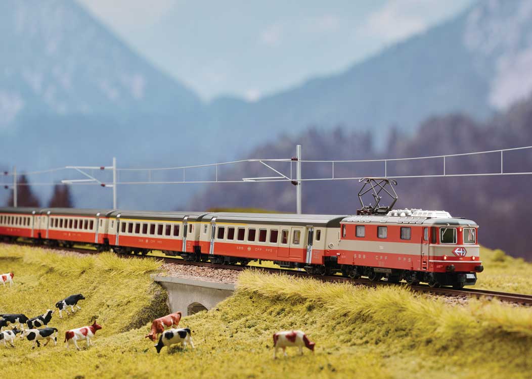 Class Re 4/4 II Electric - Sound and DCC-SX - Minitrix -- Swiss Federal Railways SBB #11141 (Era IV 1974, red, white, black)-2
