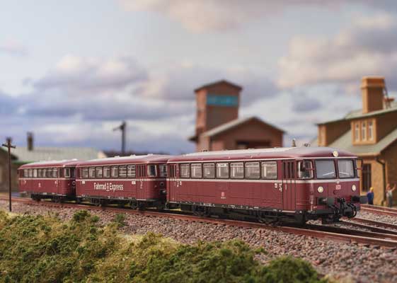Class 796 Rail Car & 996 Control Car - Sound and DCC-SX - Minitrix -- German Railroad DB AG #796 702-9, 996 778-7 (Era V, red, white, black)-1