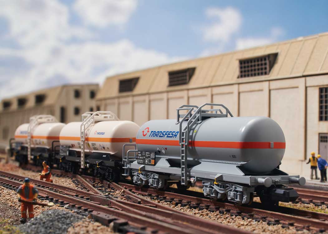 4-Axle Tank Car 3-Pack - Ready to Run - Minitrix -- Transfesa (Era V 2000, 2 Schemes)-2