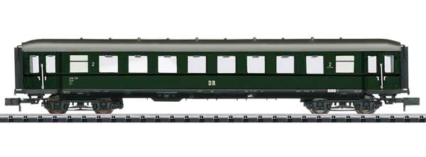 Type B4umpe 2nd Class Coach - Ready to Run - Minitrix -- German State Railroad DR (Era III 1959, green, silver)