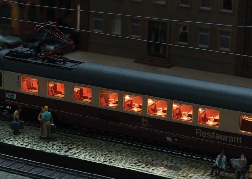 FD Konigssee Three Passenger Car Set - Ready to Run -- German Federal Railroad DB (Era IV 1988, mixed schemes)-3