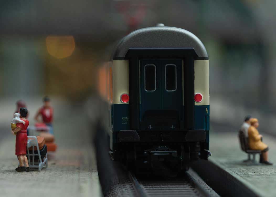 FD Konigssee Three Passenger Car Set - Ready to Run -- German Federal Railroad DB (Era IV 1988, mixed schemes)-4