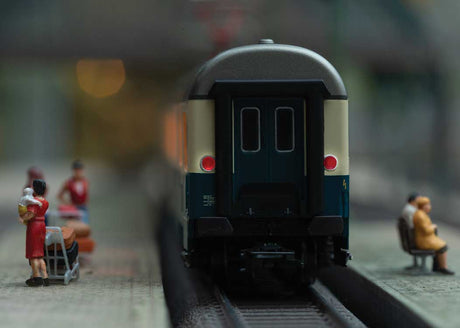 FD Konigssee Three Passenger Car Set - Ready to Run -- German Federal Railroad DB (Era IV 1988, mixed schemes)-4