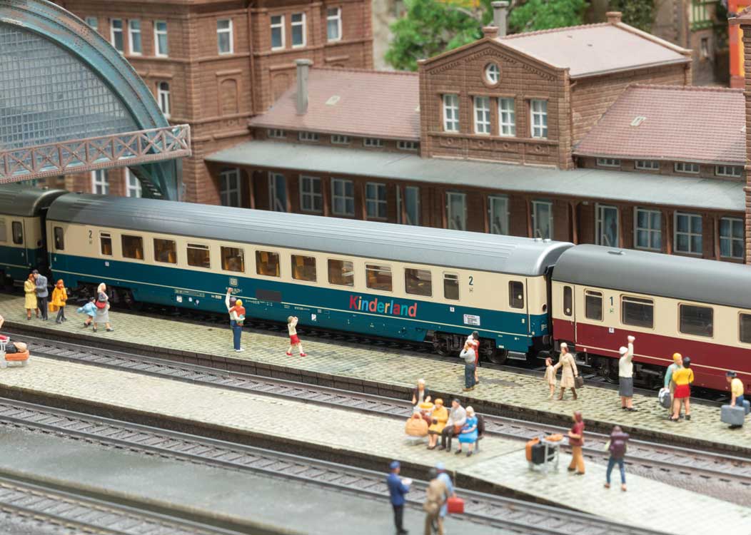 FD Konigssee 2 Passenger Car Set - Ready to Run -- German Federal Railroad DB (Era IV 1988, mixed schemes)-5