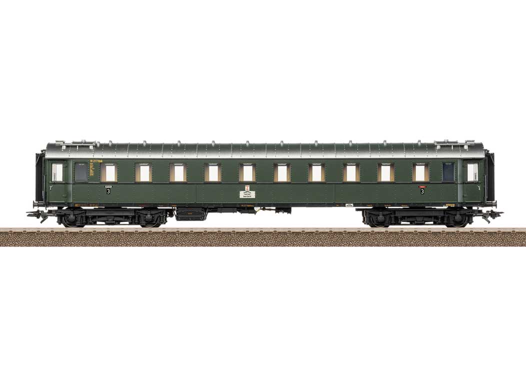 Type C4u 3rd Class Coach for D 74 Train - Ready to Run -- German Federal Railroad DB (Era III 1955, green)