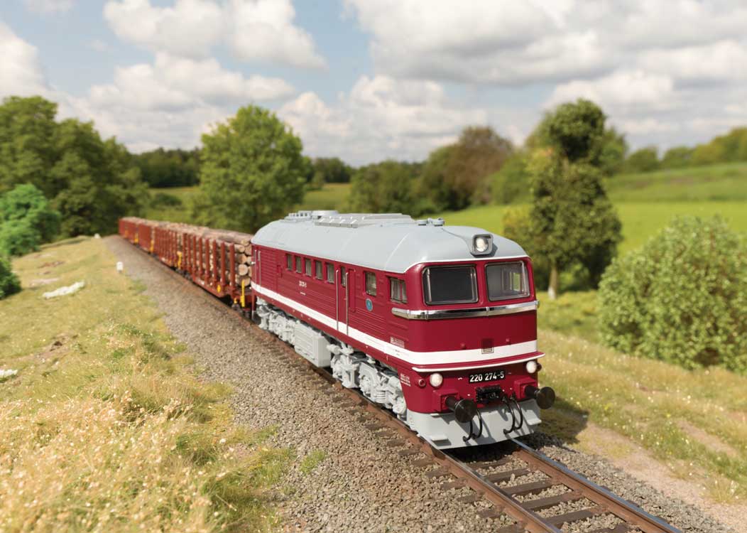 Class 220 Diesel Taigatrommel - Sound and DCC -- German Railroad DB AG #220 274 (Era V 1994, red, gray, white)-4