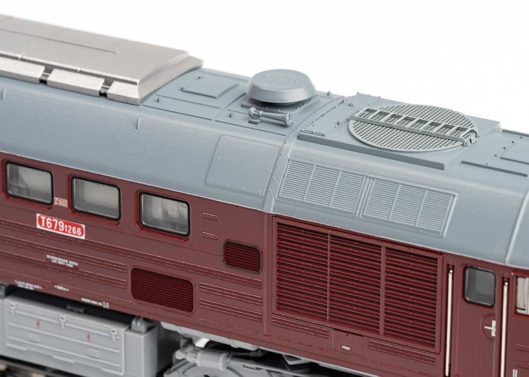 Class 220 Diesel Taigatrommel - Sound and DCC -- Czechoslovakian State Railways CSD #T 679.1266 (Era IV 1980, maroon, gray)-3