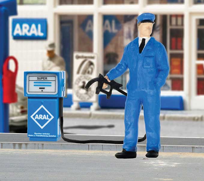Animated Gas Station Attendant -- 4.2cm Under Layout Mount Depth-2