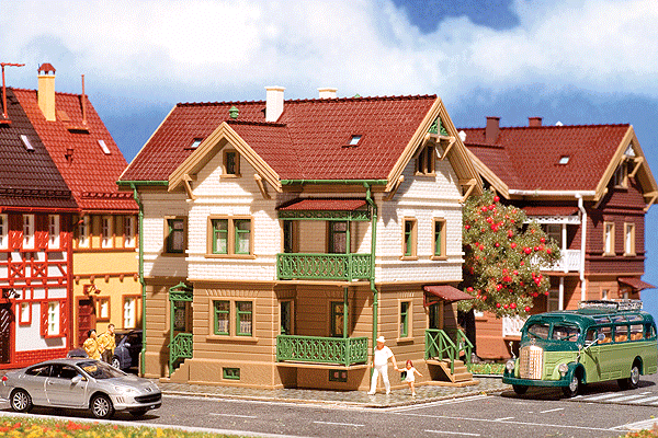 2-Story House w/Balconies - Kit (Plastic) -- White, Tan w/Green Balcony 5-1/8 x 3-3/4 x 4-1/2"  13 x 9.5 x 11.5cm-1
