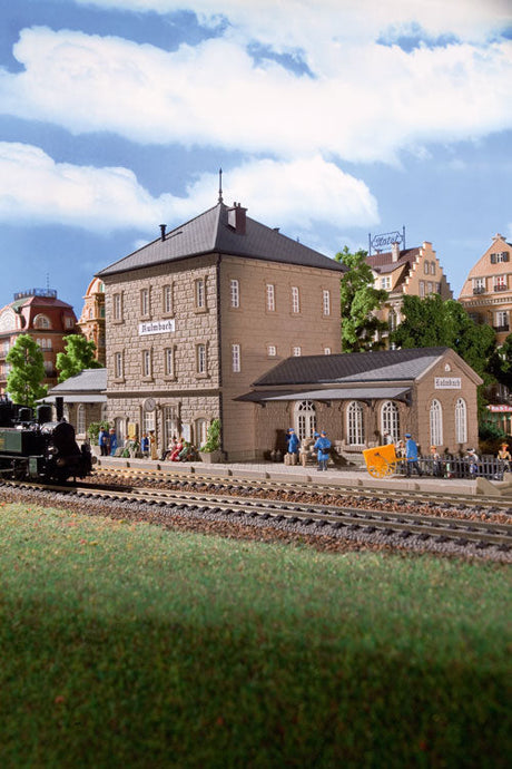 Kulmbach Train Station - Kit (Plastic) -- 21-1/4 x 6-1/2 x 8-11/16"  54 x 16.5 x 22cm-2