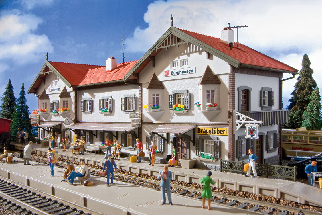 Burghausen Station - Kit -- 17-1/2 x 4-15/16 x 5-1/2"  44.6 x 12.5 x 14cm