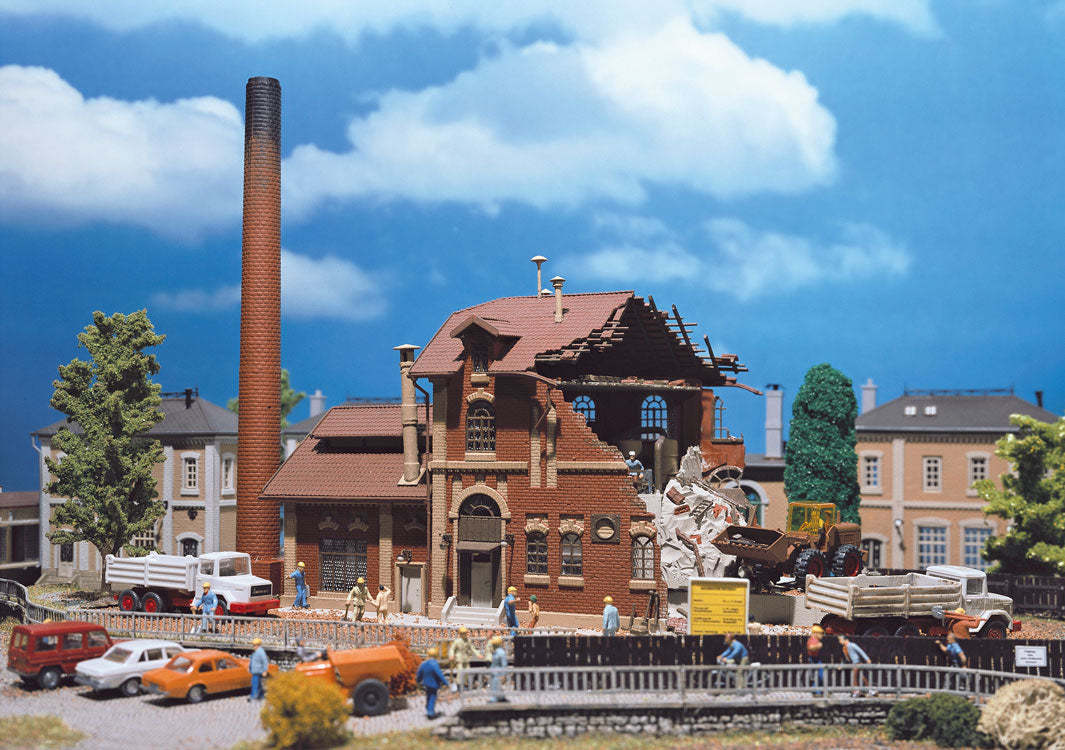 Brewery Under Demolition - Kit (Plastic) -- 13-3/8 x 5-1/2 x 11-13/16"  34 x 14 x 30cm