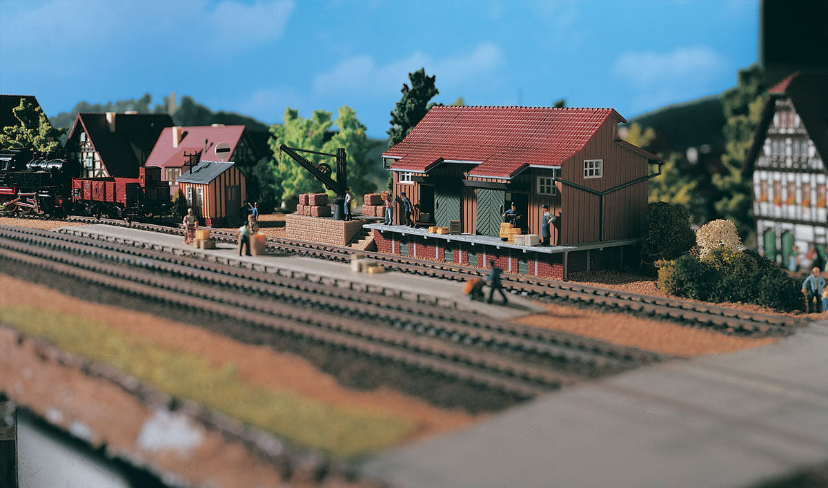 Freight Shed w/Crane & Ramp -- 11-3/8 x 3-7/8 x 3-1/2"  29 x 10 x 9cm