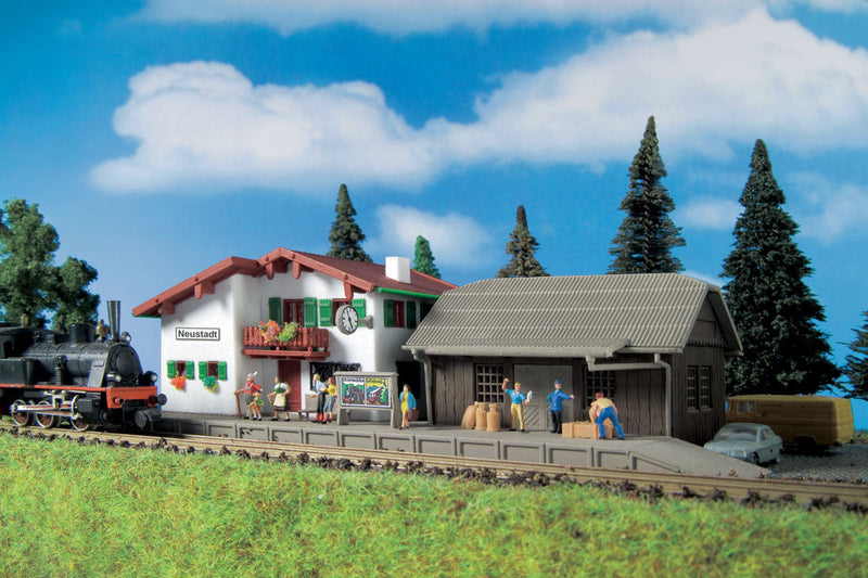 Neustadt Station -- 18.3 x 8 x 5cm-1