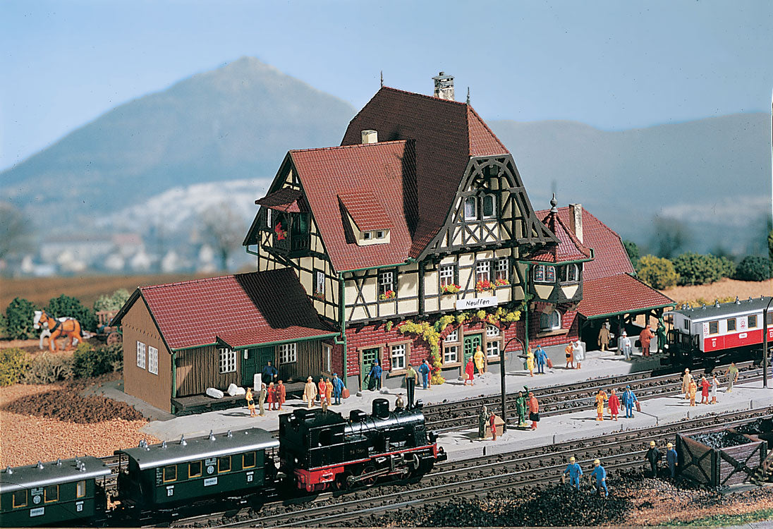 Neuffen Passenger Station -- 10-5/8 x 4" 27 x 10cm