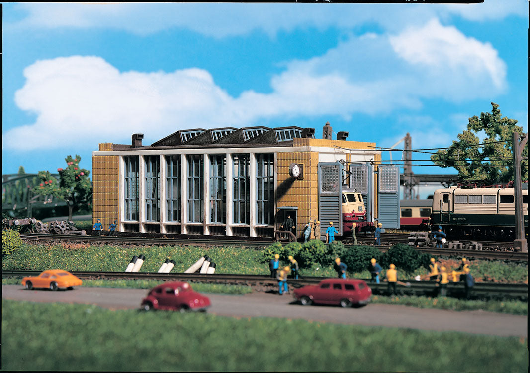 Operating Engine Shed -- 6-1/4 x 2-3/4 x 2-1/2" 15.4 x 7.2 x 6cm