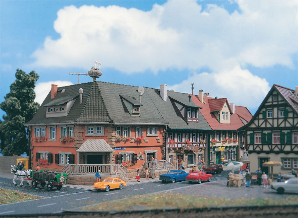 Market Street House -- House "Rue de Marche" 4 x 4 x 4-5/16" (10.2 x 10.2 x 10.8cm)