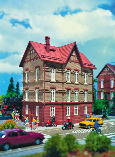 3-Story House at the Railroad Tracks - Kit (Plastic) -- 3-7/8 x 2-11/16 x 9/16"  9.9 x 6.8 x 11.6cm