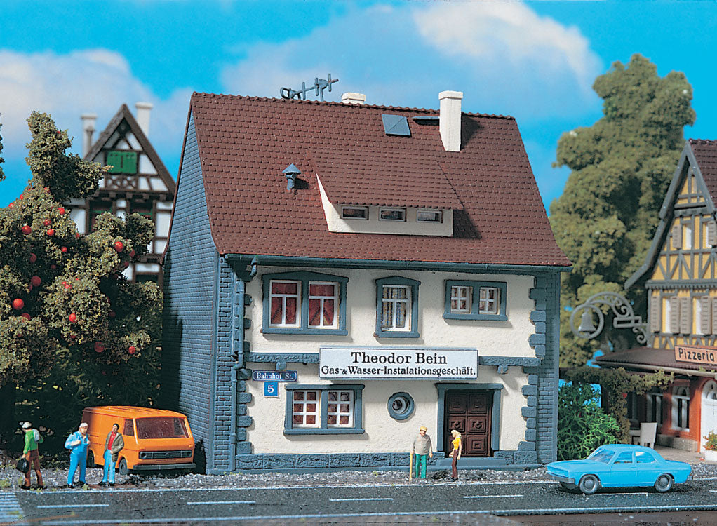 Plumber's Shop -- 3-1/8 x 2-5/8 x 3-3/8" 7.8 x 6.5 x 8.4cm