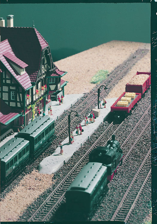 Highland Station Platform -- 9-1/2 x 3/4"  22 x 7cm