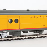 75' Milwaukee Road Express Car - Ready to Run -- Twin Cities Hiawatha - Milwaukee Road #1328 (yellow, gray, red)