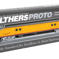 75' Milwaukee Road Express Car - Ready to Run -- Twin Cities Hiawatha - Milwaukee Road #1328 (yellow, gray, red)