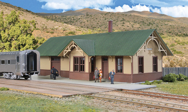Union Pacific(R)-Style Depot -- Kit - 11-3/4 x 5-5/8 x 4"  29.8 x 14.2 x 10.1cm-1