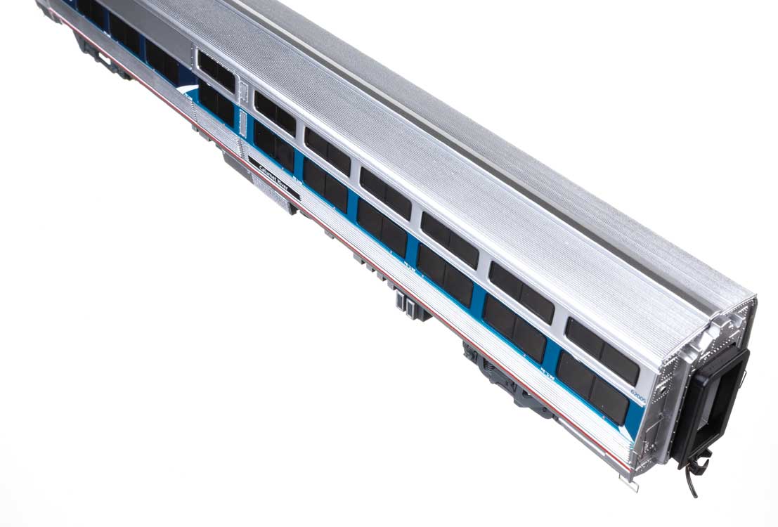 85' Viewliner I Sleeper - Lighted - Ready to Run -- Amtrak Ph VII Travelmark #62005 Calumet River-5
